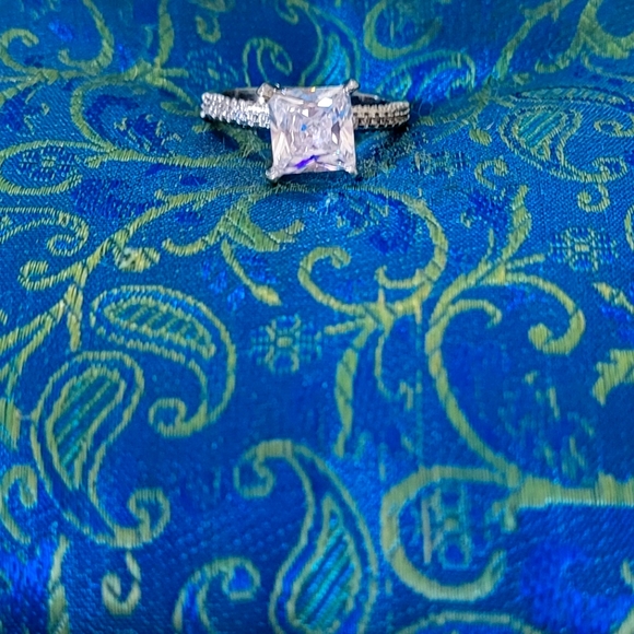 925S Fashion Four-claw White Zircon Ring. - Picture 5 of 6